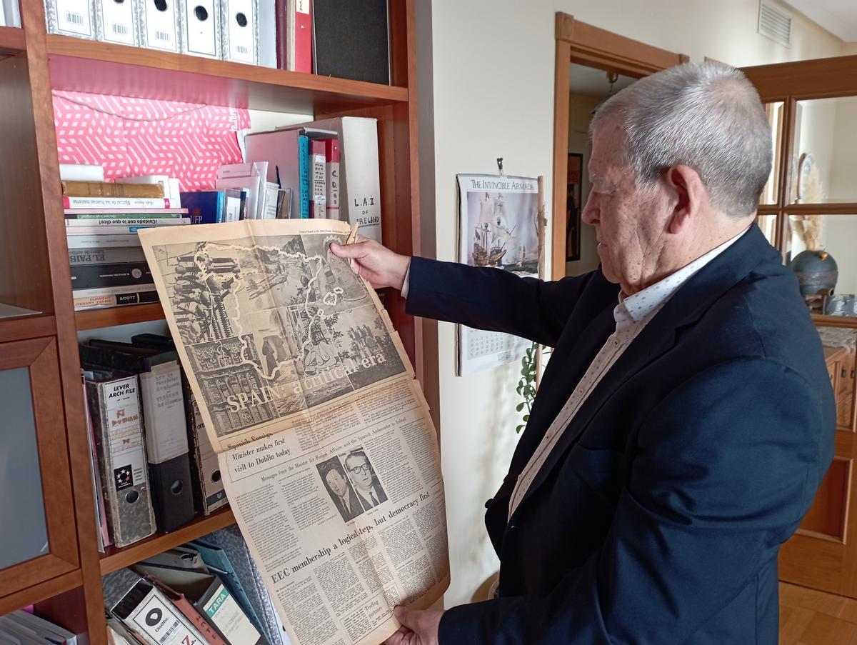 José Antonio Sierra, con prensa irlandesa que se hizo eco de la inauguración del Instituto Cultural Español.