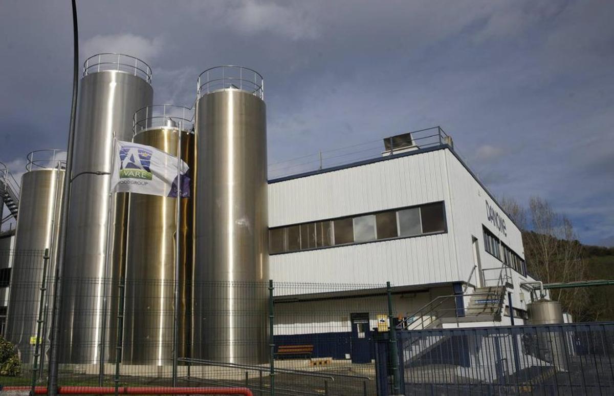 Exterior de la fábrica de Royal A-ware en Salas. | ÁNGEL GONZÁLEZ