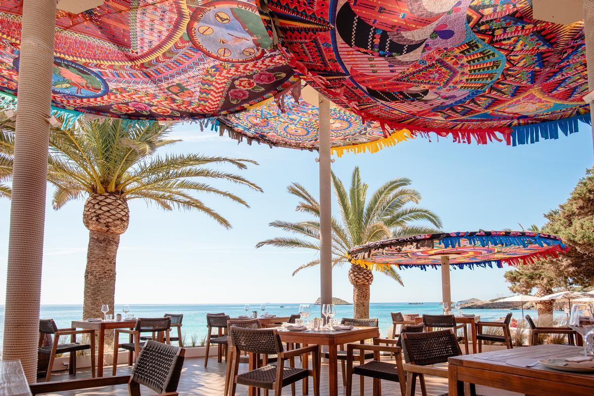 Una decoración natural y los coloridos parasoles, sello de identidad de Aiyanna Ibiza.