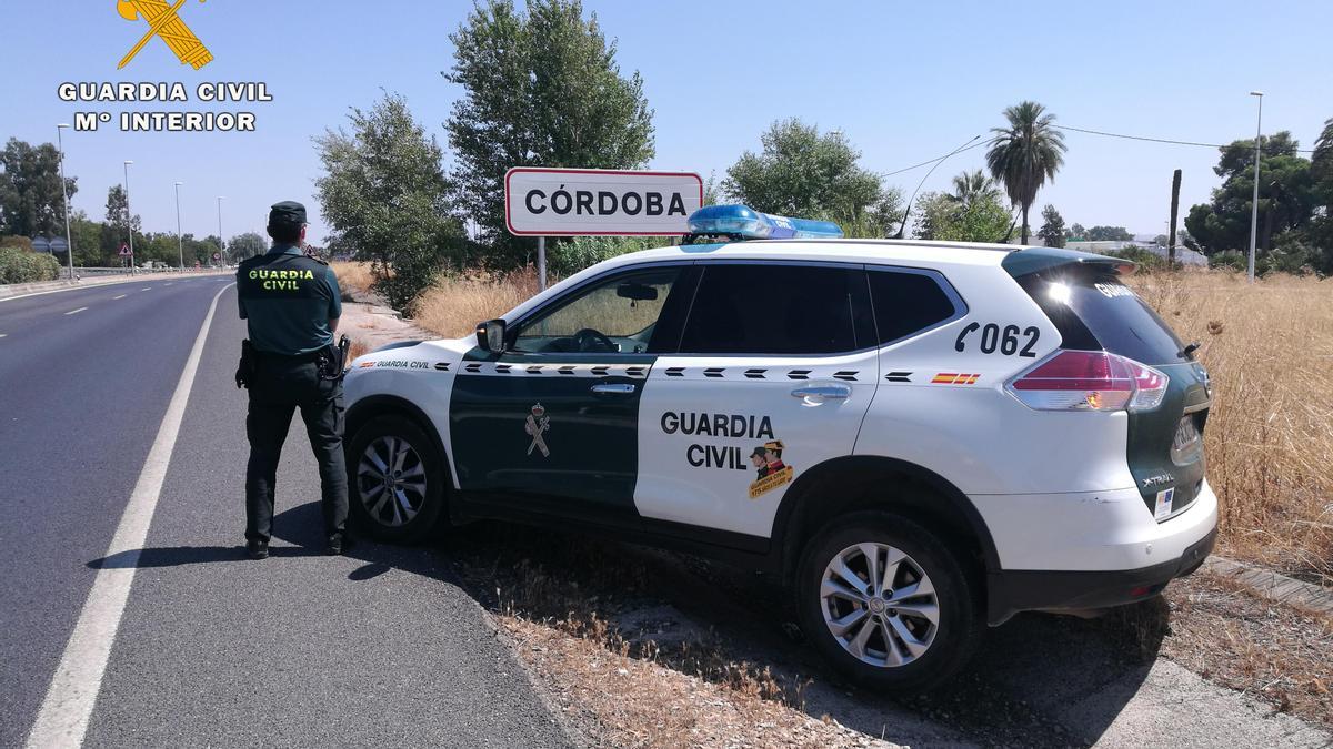 Un agente de la Guardia Civil en Córdoba.