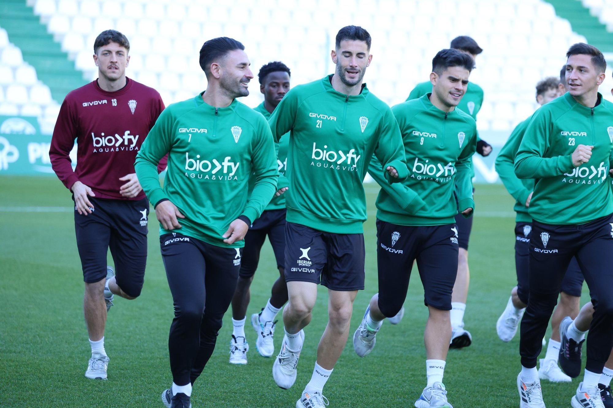 Jugadores del Córdoba CF en una sesión de entrenamiento en El Arcángel,.