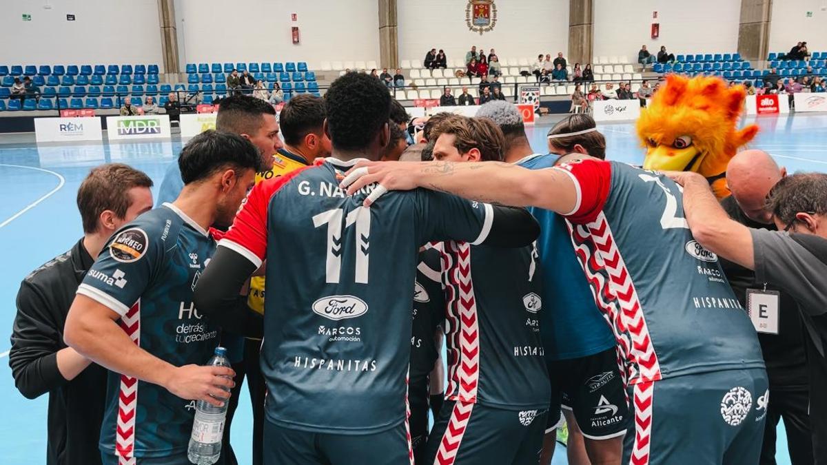 La plantilla del EÓN reunida antes de jugar contra el Barça Atlètic.