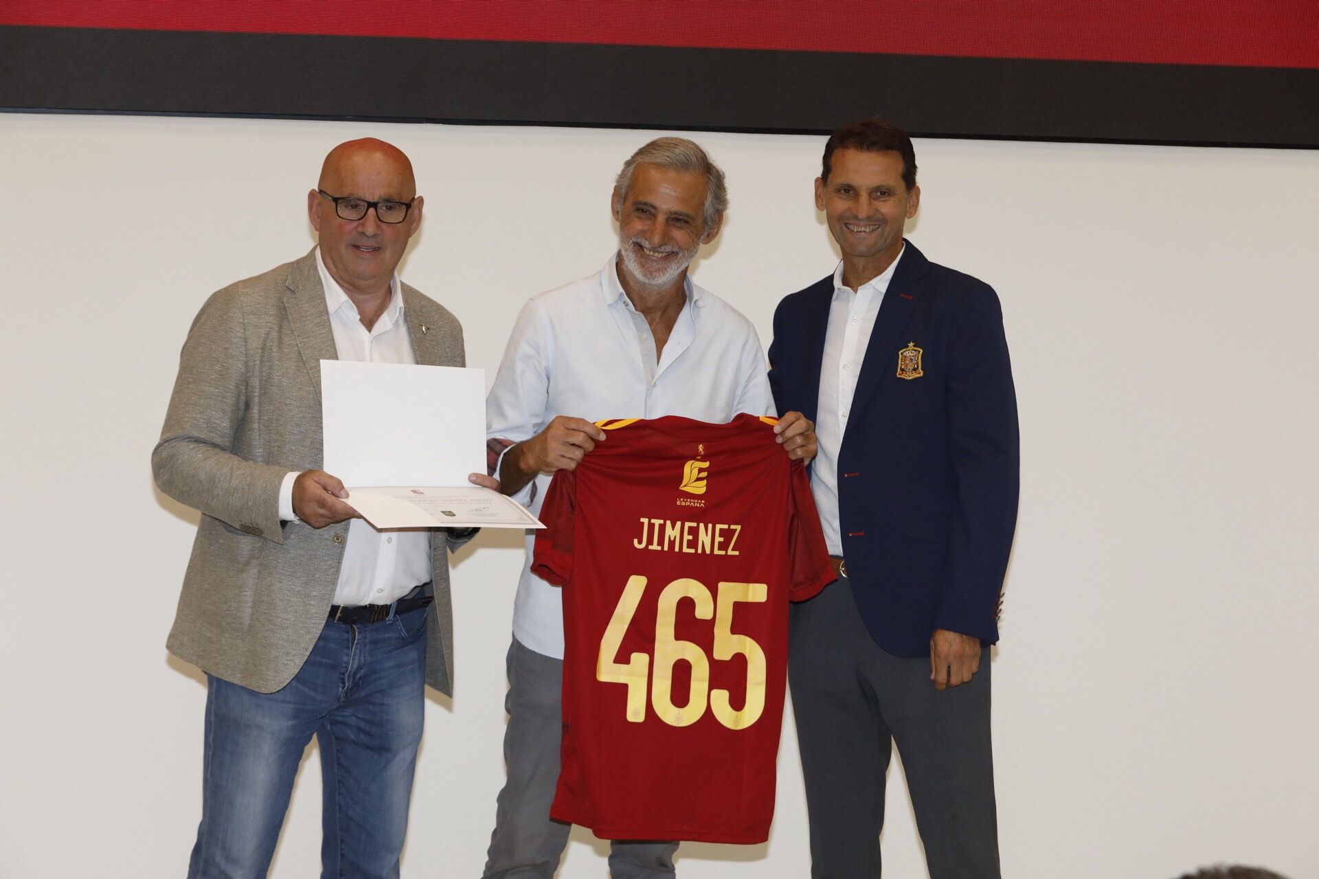 En imágenes: Así fue el homenaje a los futbolistas asturianos que han vestido la roja