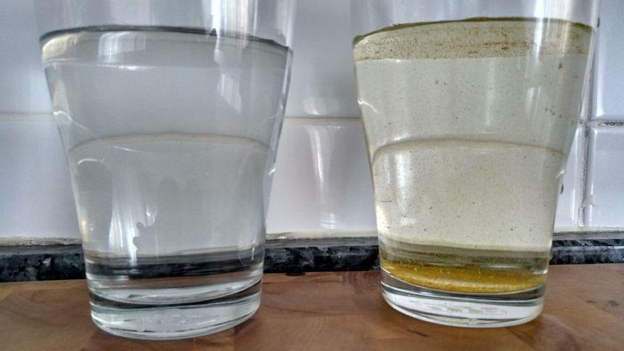 Comparación entre un vaso con agua embotellada (izquierda) y otro con agua turbia del grifo (derecha).