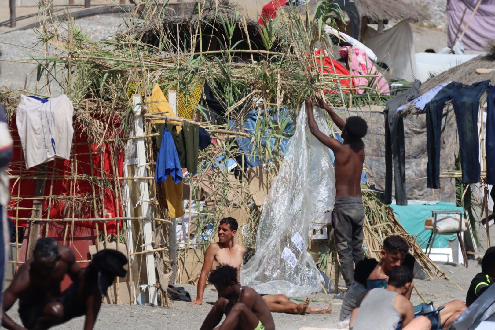 El Trampolín de Ceuta: un campamento improvisado donde 1.500 migrantes  rehacen su vida