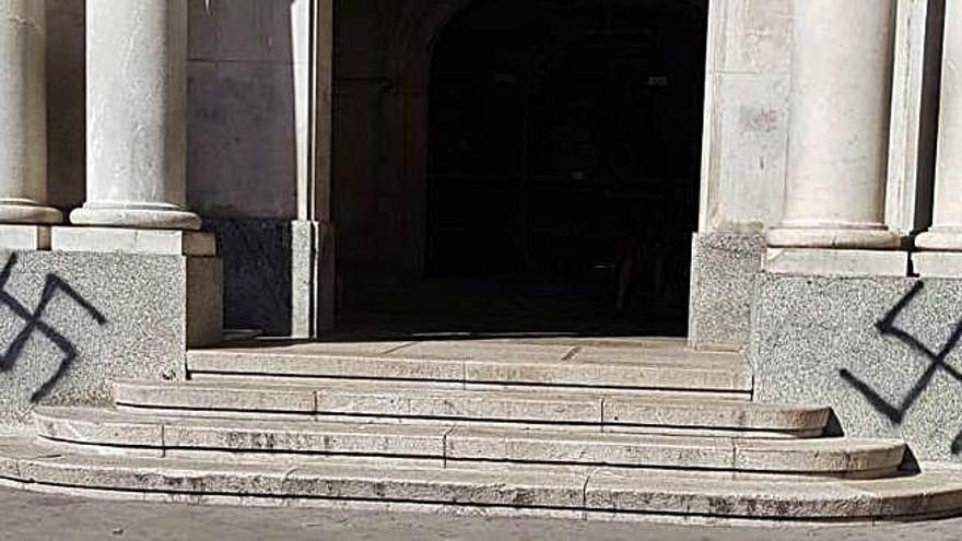 La façana de l&#039;ajuntament de Figueres, pintada amb dues esvàstiques.