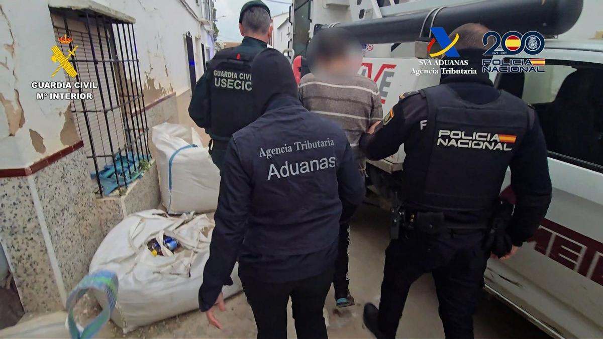 Agentes de Aduanas de Córdoba, Policía Nacional y Guardia Civil en el operativo en Marinaleda.