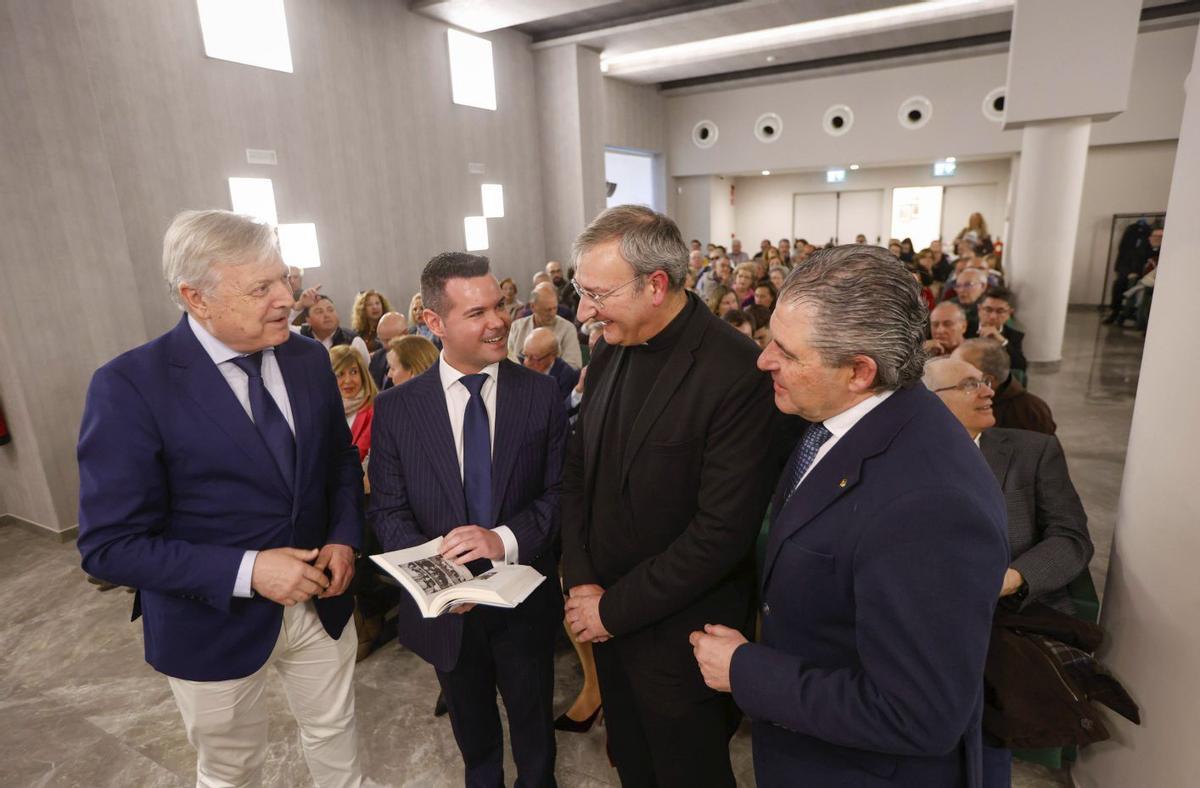 El autor sostiene la obra junto a las autoridades asistentes al acto de ayer en la Fundación Caja Rural del Sur. | MANUEL MURILLO