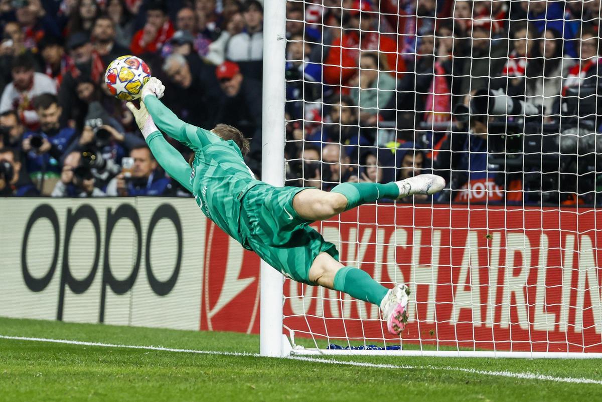 Oblak, portero del Atlético, ataja un penalti en la tanda.