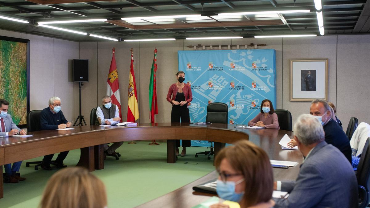 San Damián, con los jefes de servicio en la reunión de coordinación.