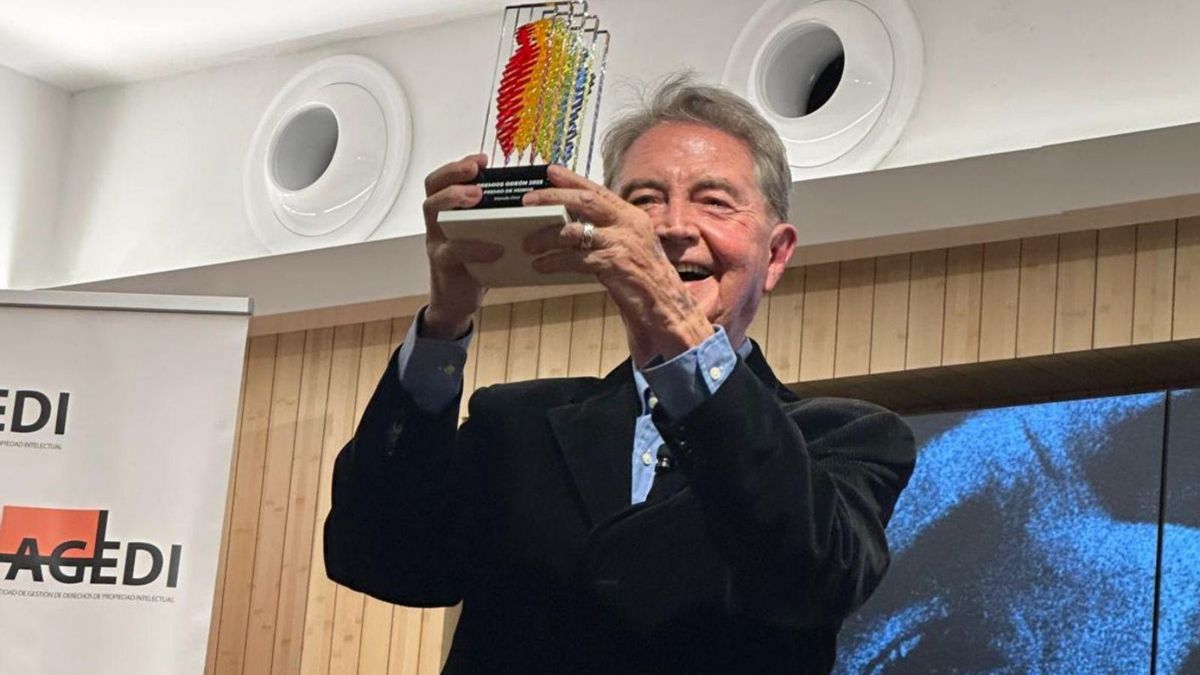 Manolo Díaz, recogiendo el Odeón de Honor. | B. C.