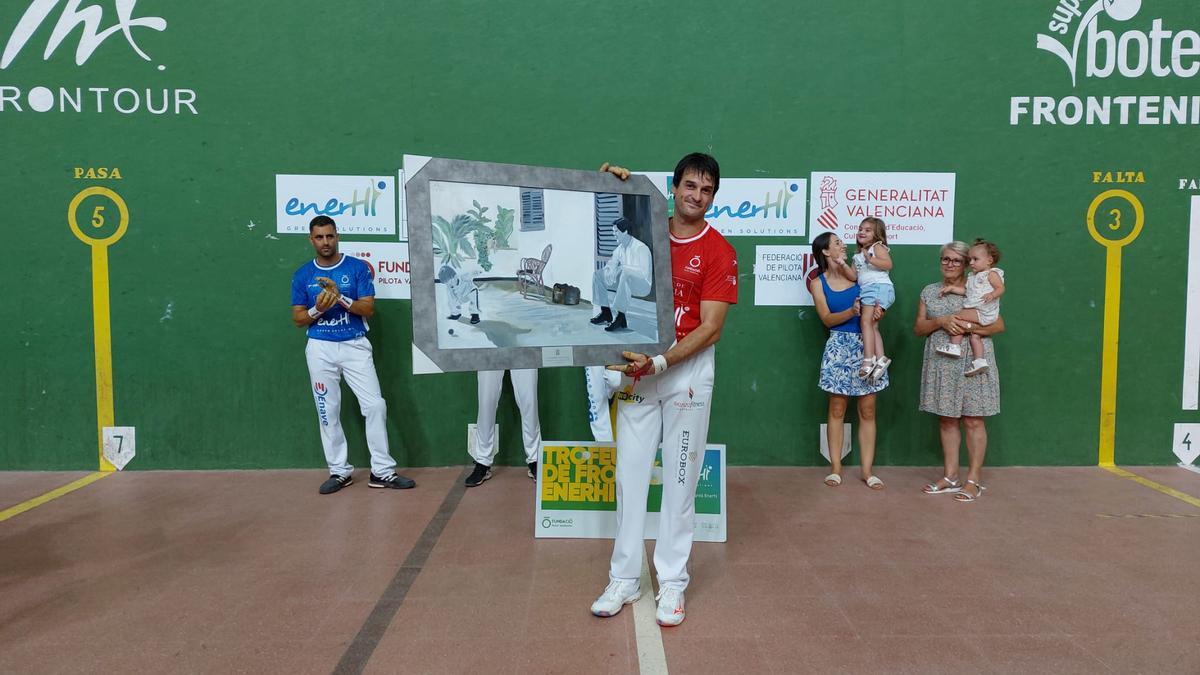 Genovés II con el cuadro que recibió en su homenaje en Canals.