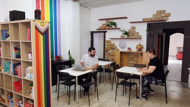 Gonzalo y Almudena, del colectivo Avante, en el nuevo local LGTBI, en la Avenida do Fragoso.