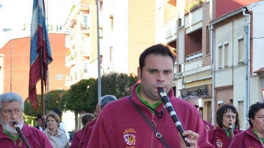 Desfile de grupos de música tradicional por Benavente.