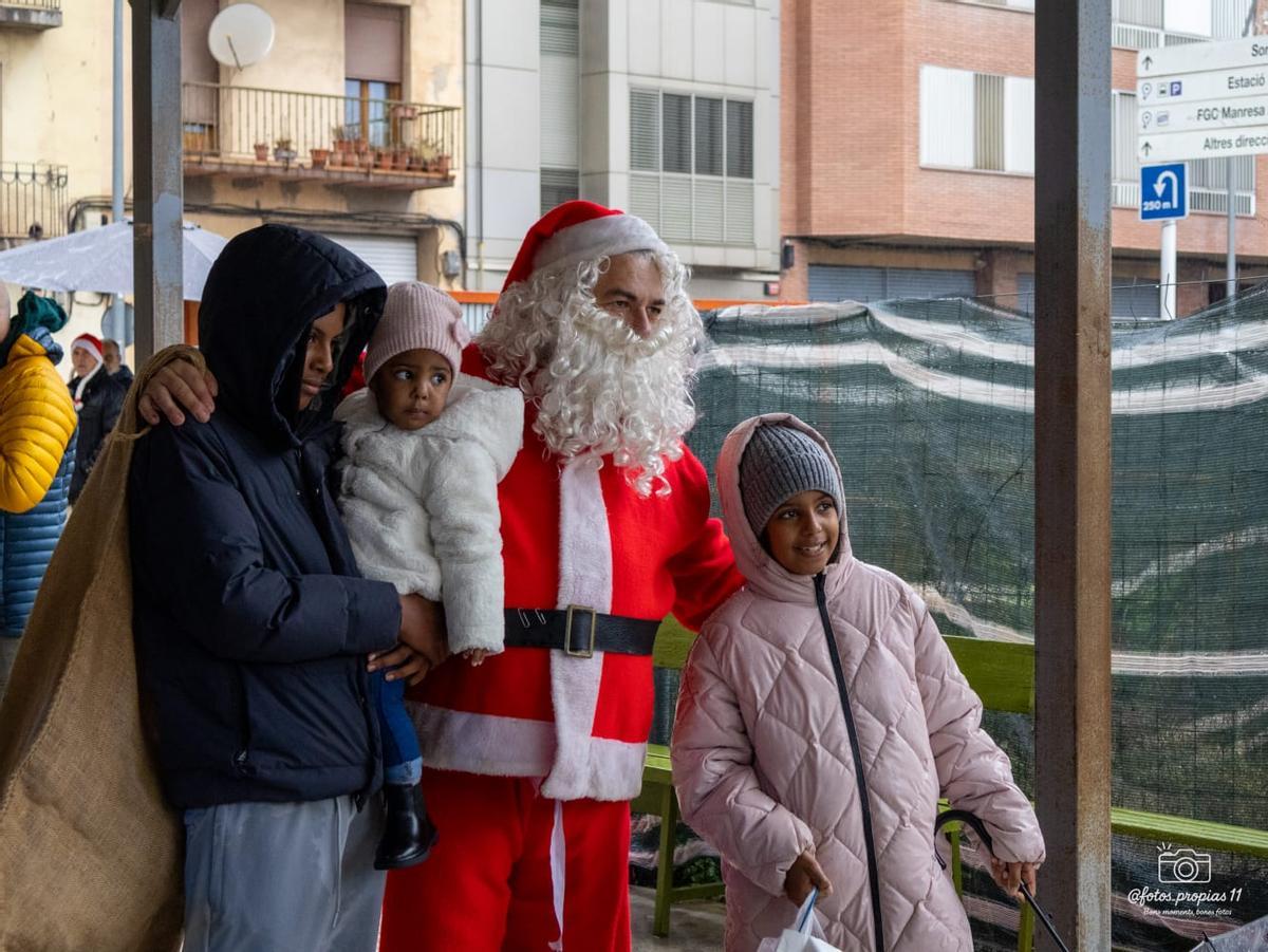 La Fundació del Convent de Santa Clara reparteix joguines a infants de la plataforma d'aliments