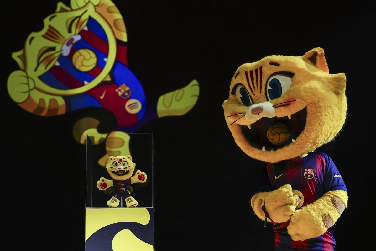 La mascota CAT, junto a su versión de peluche.