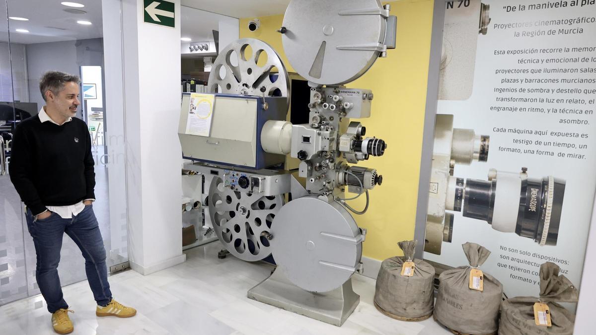 Ángel Cruz, director de la Filmoteca, ante uno de los proyectores del museo