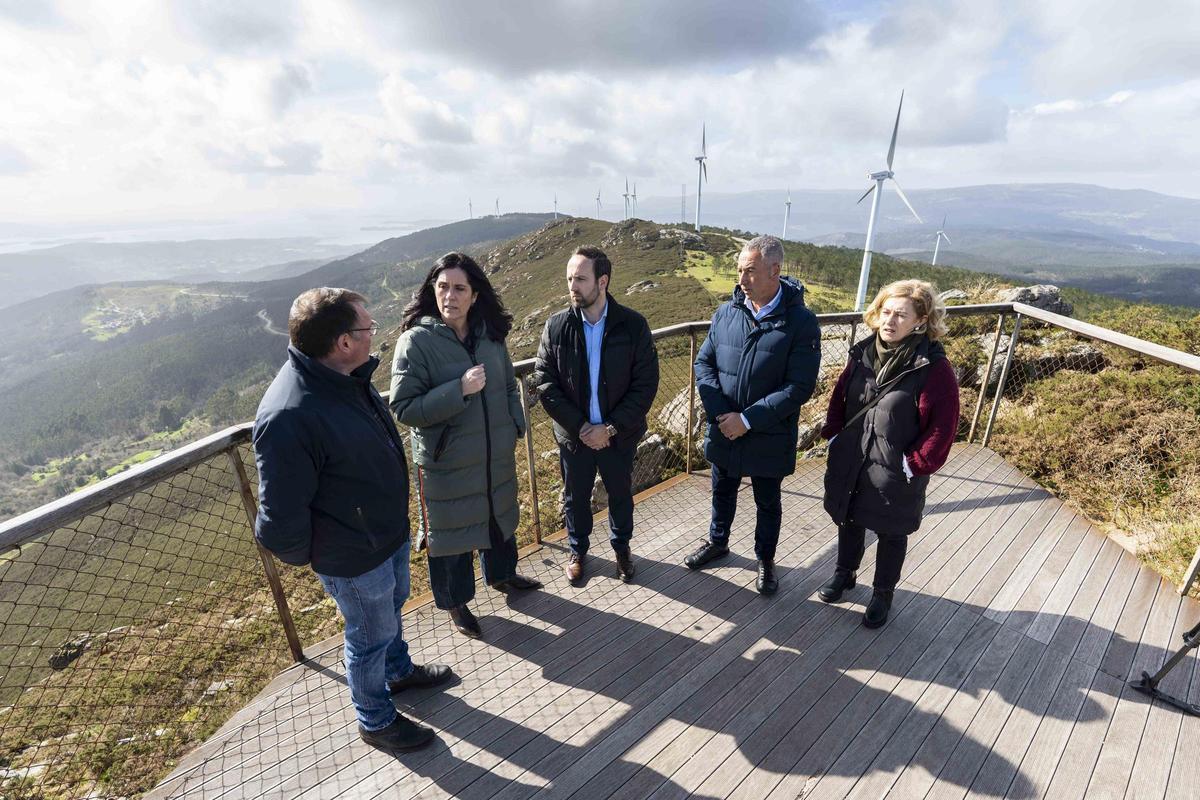 Paula Prado e Esteban Ares, segunda e terceiro pola esquerda, no eólico de Monte Treito.