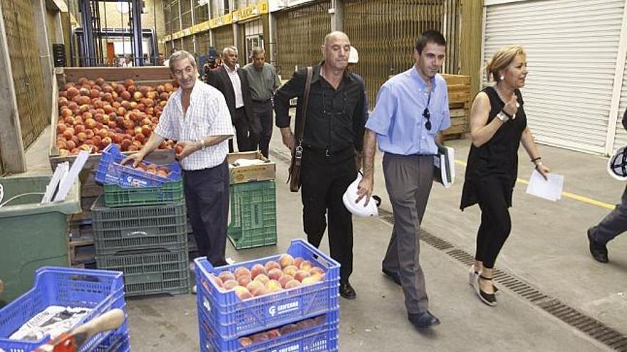 El concejal de Comercio, al fondo, en una visita a Mercazamora.