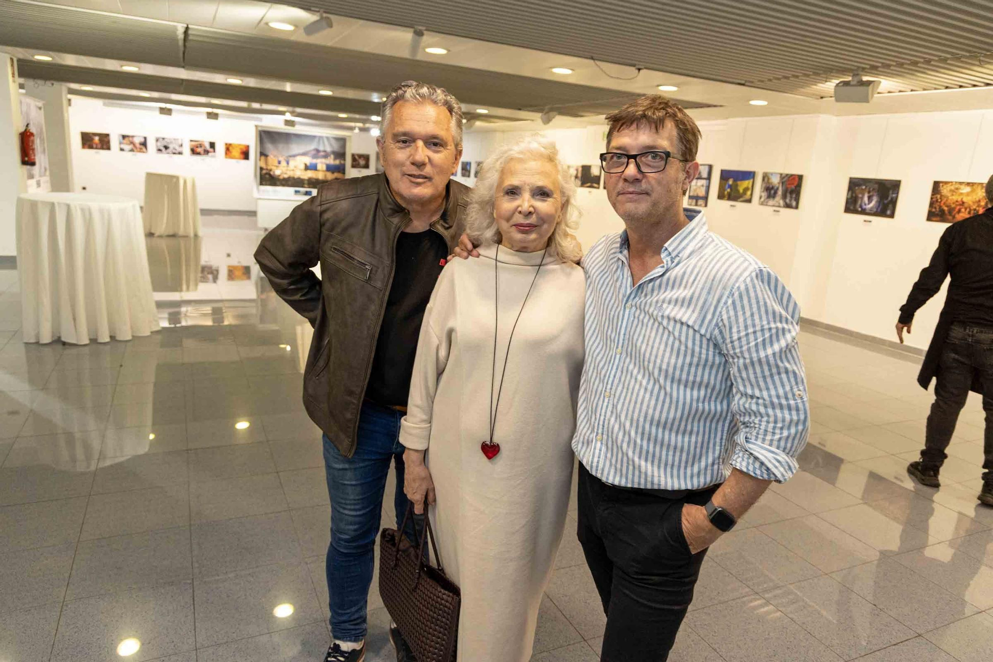 lleno total en la inauguración de INFotoperiodistas 2024,. un año de fotografía de prensa en Alicante