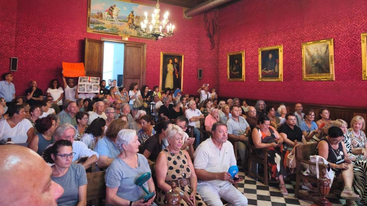 Los vecinos acudieron al pleno y algunos de ellos exhibieron pancartas de protesta por la gestión de las basuras