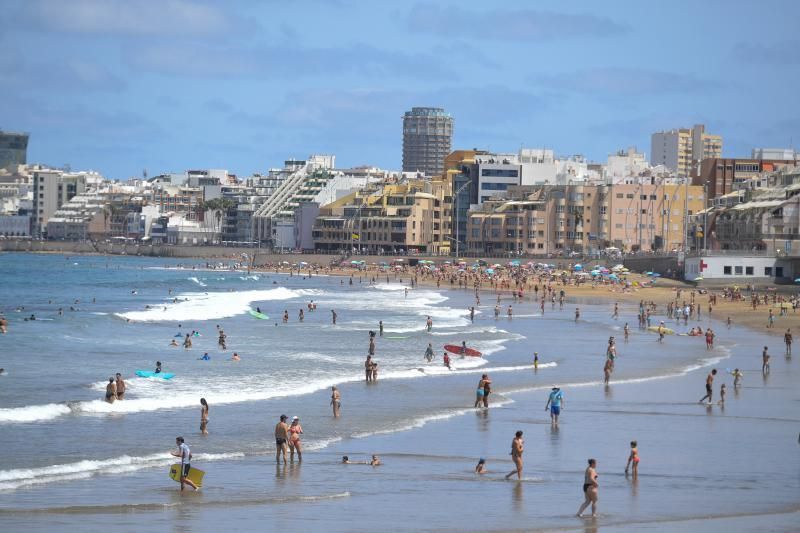 06-09-20  GRAN CANARIA. PLAYA DE LAS CANTERAS.  LAS PALMAS DE GRAN CANARIA. Reportaje de jóvenes y Covid por la ciudad. Fotos: Juan Castro.  | 06/09/2020 | Fotógrafo: Juan Carlos Castro