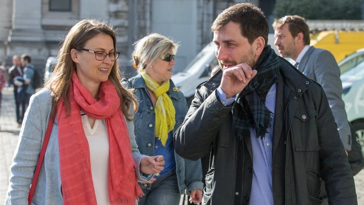 Los 'exconsellers' Meritxell Serret y Toni Comín, el pasado abril, en Bruselas.