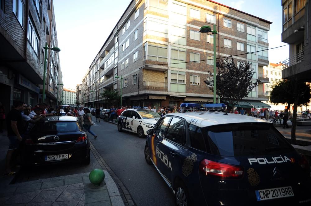 Un delincuente huye de la policía saltando por los tejados en Vilagarcía - Lanzó varias tejas desde edificios de la calle Fariña Ferreño al paseo del río O Con y se atrincheró en un piso