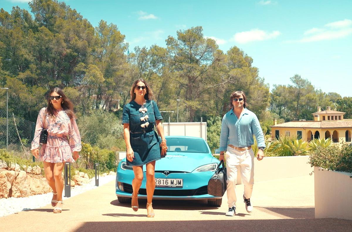 Die Luxusmaklerin (Mitte) mit ihren Kindern.