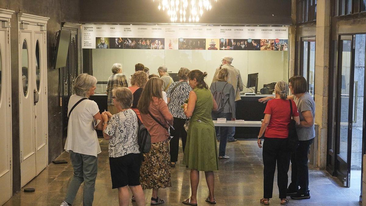 Espectadors adquirint les entrades al Municipal l’any passat.