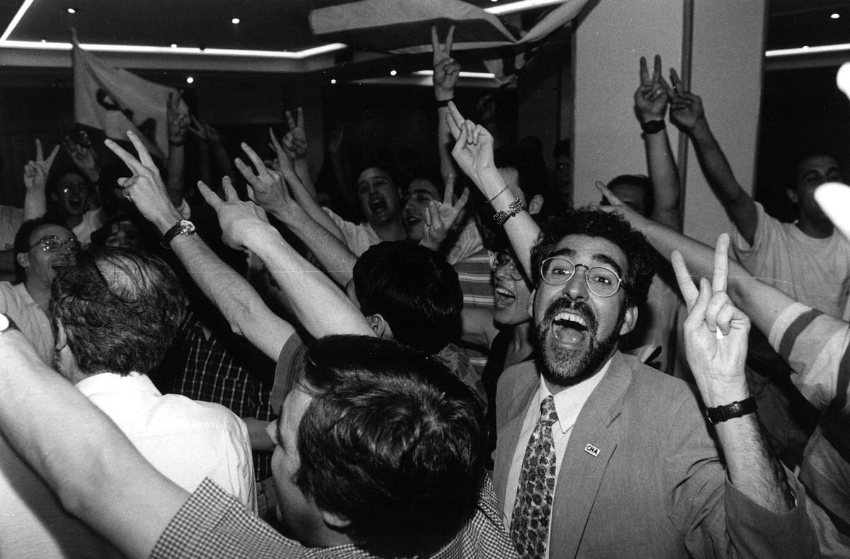 Bernal, celebrando los resultados electorales del 95.