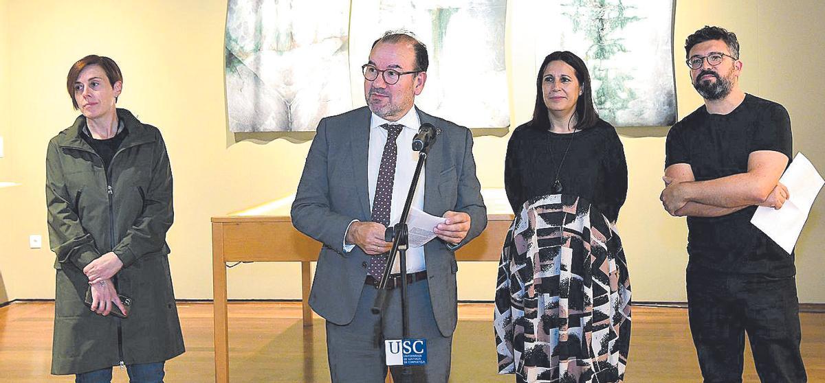 Desde la izquierda: Pilar Murias, vicerrectora de Estudiantes y Cultura; Antonio López, rector de la USC y los  comisarios María Gil y Sergio Mejide