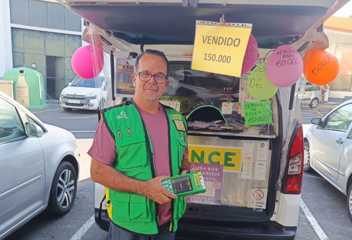 El vendedor de la ONCE Sebastián Hernández Martín ha dado un premio de 150.000 en Guía de Isora del Rasca X10