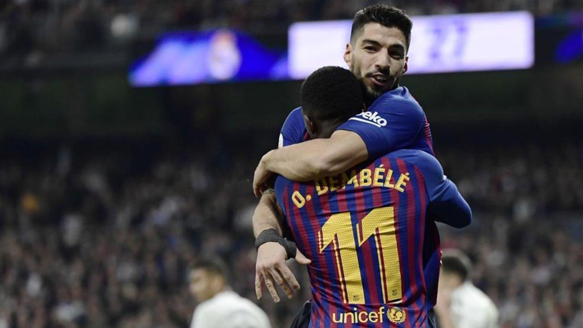 Suárez se abraza a Dembélé; fue sin duda, la pareja de la noche