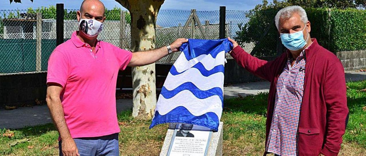 Félix Juncal y Jesús Portela descubren la placa en Beluso.   | // G.NÚÑEZ.