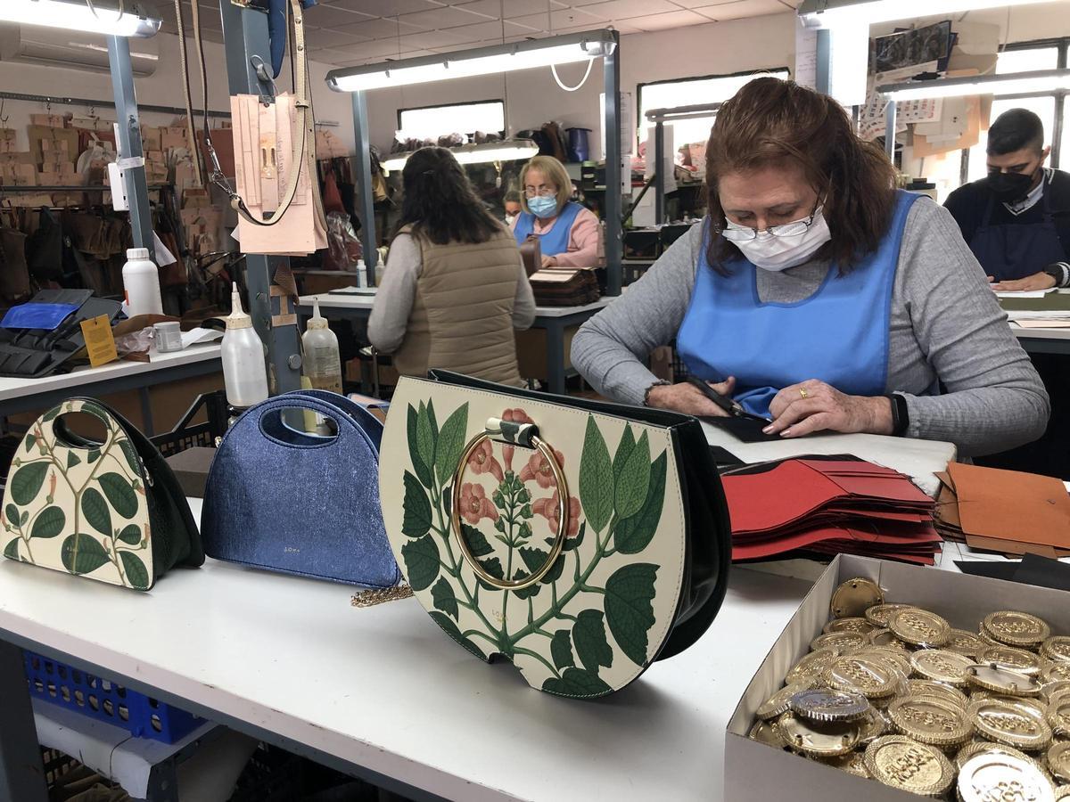 El taller de la empresa Mr. Handcraft en Ubrique durante la elaboración a mano de la colección de bolsos Mutis, en homenaje a la célebre colección de láminas alentada por el botánico José Celestino Mutis en el siglo XVIII por su expedición a territorios de la actual Colombia