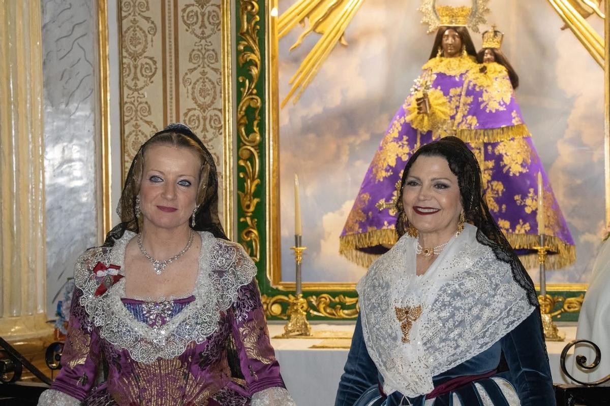 La consellera, Mari Carmen Ortí, y la alcaldesa, Paqui Bartual en la Ofrenda.