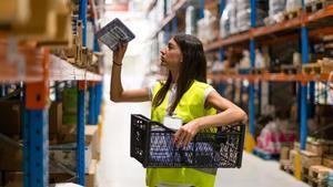 Una mujer trabajando en un almacén