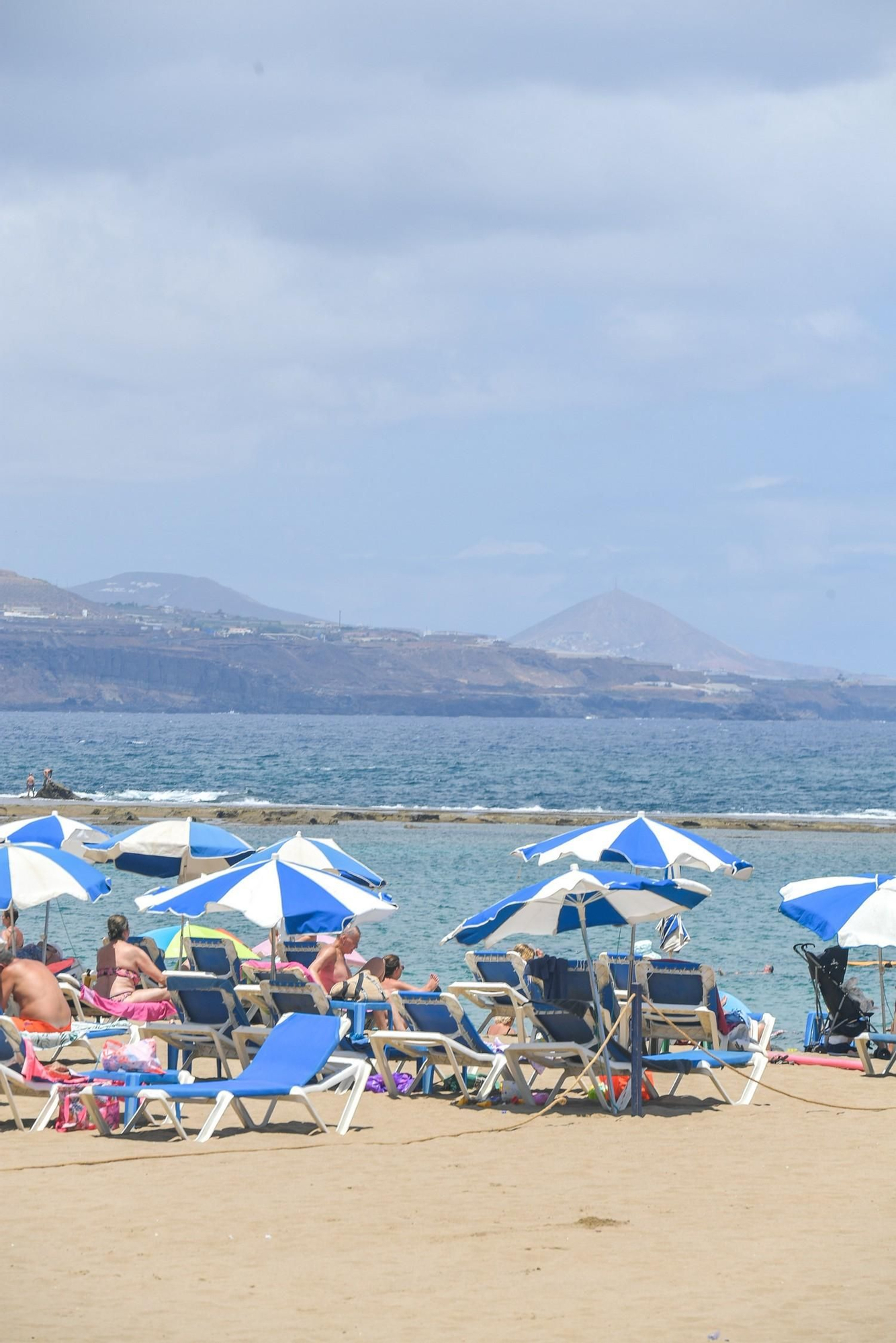 Día de playa en Las Canteras tras la noche de San Juan