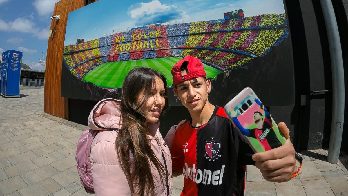 Unos jóvenes se fotografían en los accesos al Camp Nou.