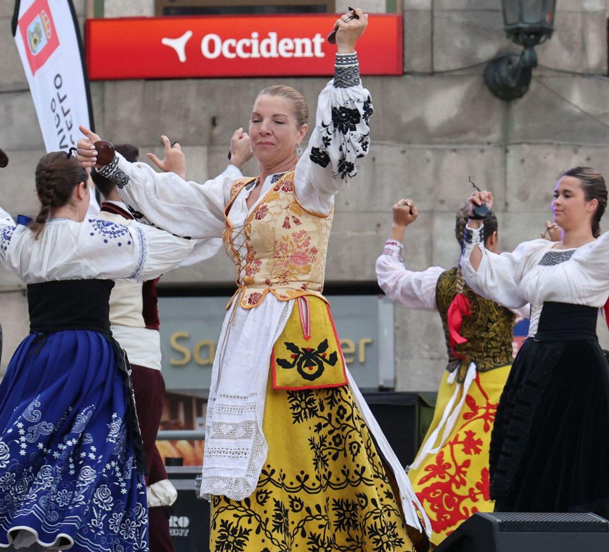 Los Coros y Danzas de Castiella, durante su actuación. |  J. Lores