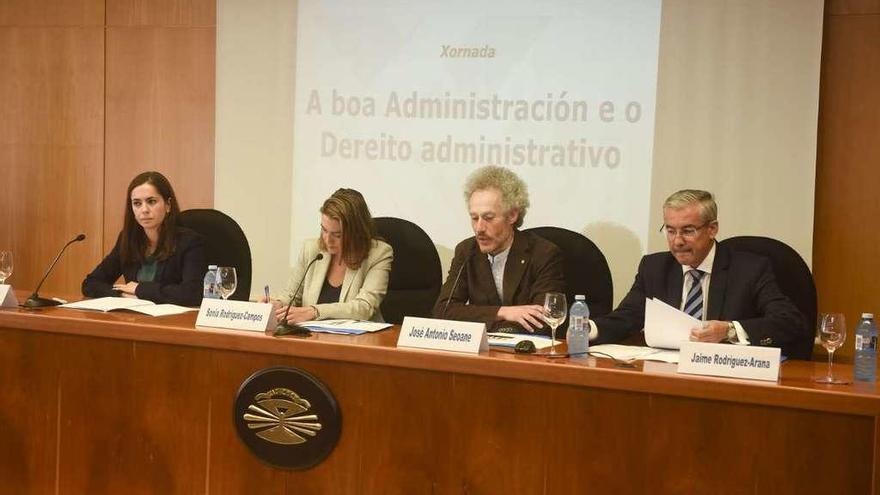 La directora de la EGAP, en el centro, en la jornada organizada ayer en A Coruña.