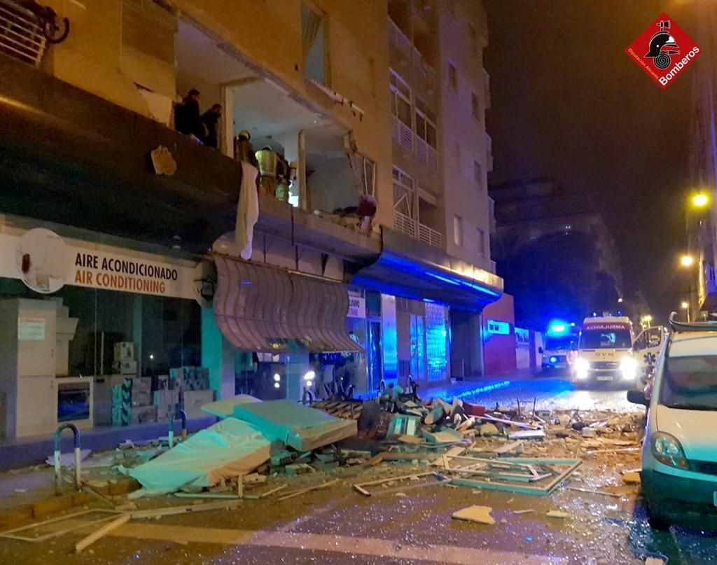 Una gran explosión destroza un edificio de Torrevieja