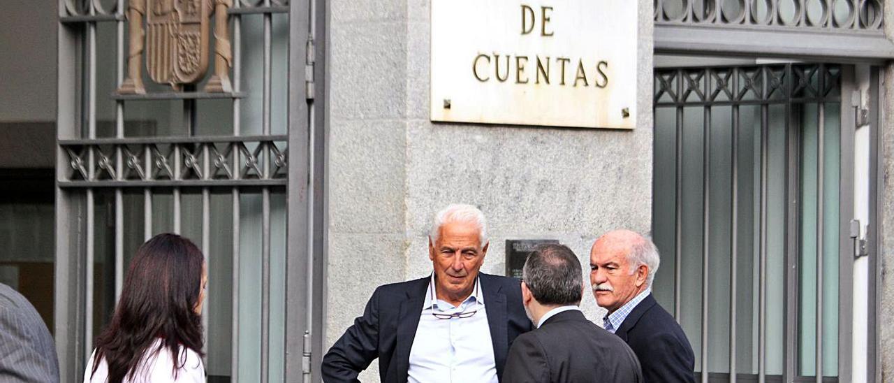 Por la izquierda, José Luis Díaz Rato y Fernández Menéndez Rexach, a las puertas del Tribunal de Cuentas. | MP