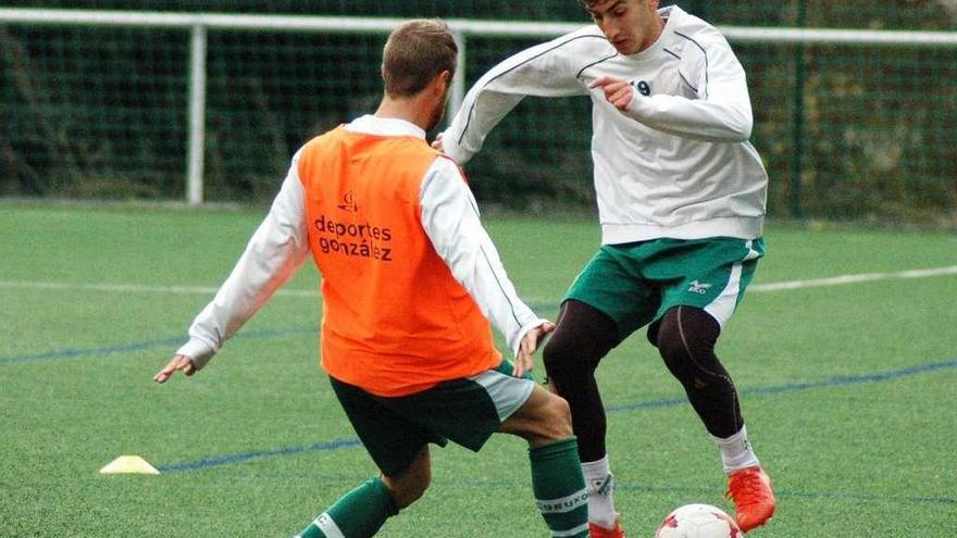 Pibe e Higón disputan un balón durante el entrenamiento de ayer en el Federativo de Coia. // R.R.