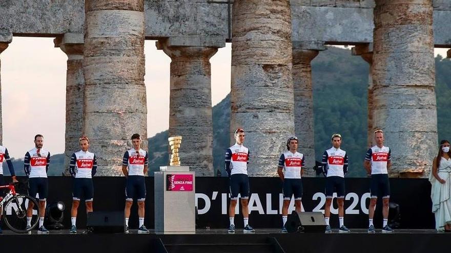 Vincenzo Nibali, primero a la izquierda con la bici, aspira a una tercer victoria en el Giro