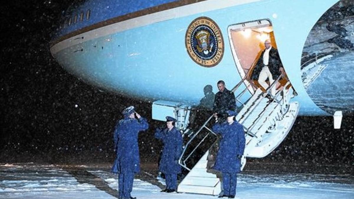 Obama desciende del 'Air Force One' tras aterrizar en la base aérea de Andrews, el lunes.