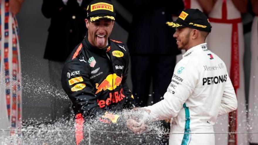 Daniel Ricciardo celebra el seu triomf amb Lewis Hamilton, que va acabar la cursa en tercer lloc.