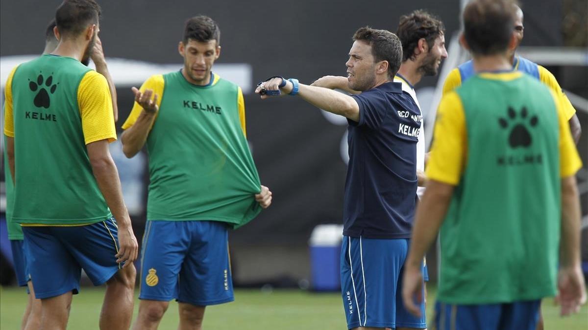 Rubi da instrucciones a sus jugadores en un entrenamiento en la Ciutat Esportiva