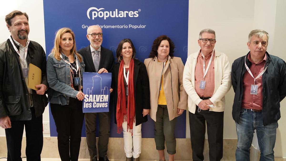 Reunión de la AVV con el grupo del PP en les Corts.